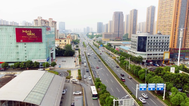 武漢漢陽龍陽大道王家灣歐亞達家居LED，武漢LED大屏廣告價格