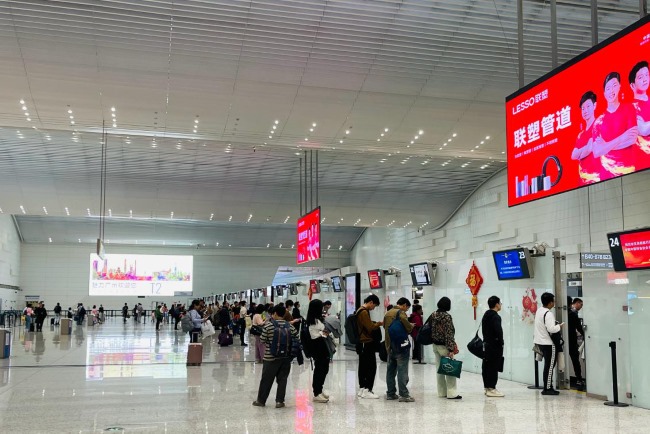 廣州白云機(jī)場(chǎng)T2出發(fā)安檢口LED廣告牌，廣州機(jī)場(chǎng)大屏廣告價(jià)格
