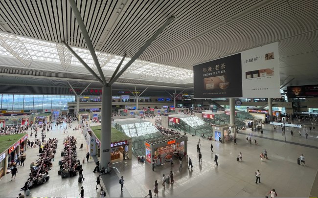 鄭州東高鐵站候車(chē)區(qū)檢票口燈箱廣告，鄭州東站廣告大屏價(jià)格