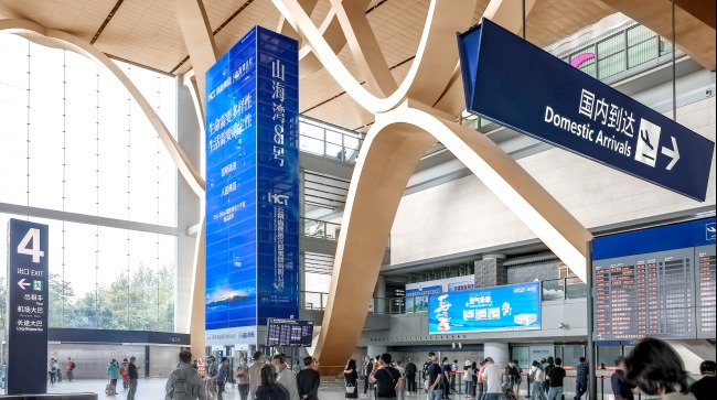 昆明長(zhǎng)水機(jī)場(chǎng)到達(dá)大廳電梯玻璃貼紙廣告，昆明機(jī)場(chǎng)廣告價(jià)格