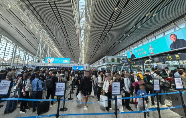 長沙機場T2出發(fā)大廳大屏廣告牌投放，長沙黃花機場廣告價格