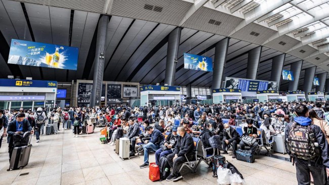 北京南高鐵站進(jìn)站候車(chē)大廳吊旗廣告，北京南火車(chē)站廣告價(jià)格