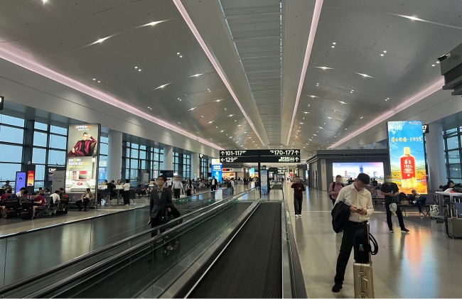 南京機(jī)場(chǎng)出發(fā)候機(jī)大廳燈箱廣告投放，南京祿口機(jī)場(chǎng)廣告價(jià)格