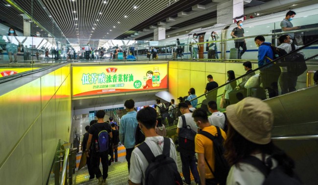 廣州南高鐵站站臺(tái)到達(dá)扶梯廣告投放，廣州南站燈箱廣告價(jià)格