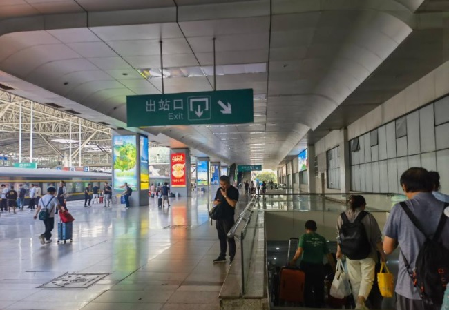 南京站高鐵站臺(tái)燈箱廣告牌投放，南京火車(chē)站大屏廣告價(jià)格