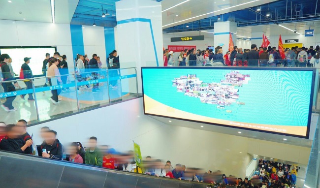 鄭州地鐵出入口扶梯上方大屏廣告價格，鄭州地鐵LED廣告牌