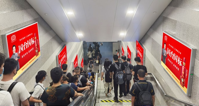 上海虹橋站站臺(tái)出站扶梯燈箱廣告投放，上海虹橋高鐵廣告價(jià)格