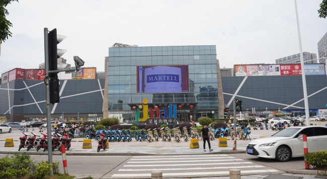 河源堅(jiān)基購(gòu)物中心廣場(chǎng)戶外LED廣告投放，河源JJMALL大屏廣告價(jià)格