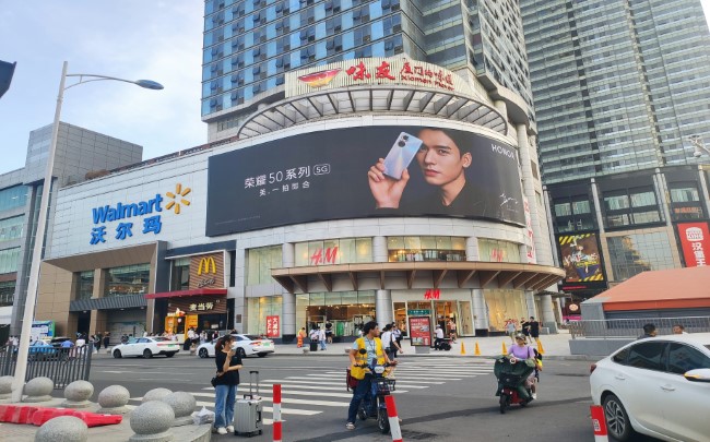 廈門(mén)島內(nèi)火車(chē)站世貿(mào)商城戶外LED廣告投放，廈門(mén)大屏廣告價(jià)格