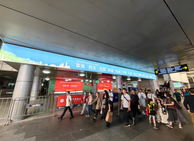 深圳羅湖口岸LED大屏廣告投放，羅湖口岸通道燈箱廣告價格