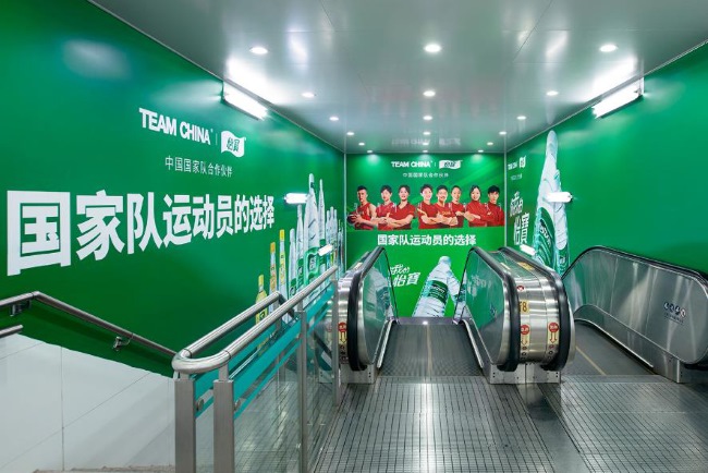 上海地鐵站出入口扶梯正對墻貼廣告投放，上海地鐵廣告價格