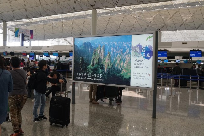 如何通過機(jī)場(chǎng)廣告講述品牌故事