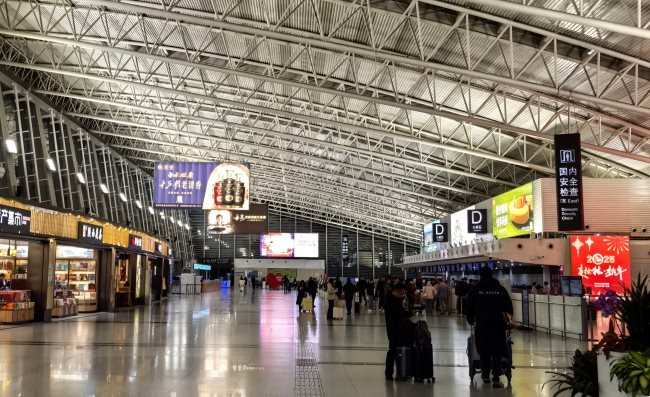 西安機(jī)場(chǎng)T2出發(fā)候機(jī)吊旗廣告投放，西安咸陽(yáng)機(jī)場(chǎng)廣告價(jià)格