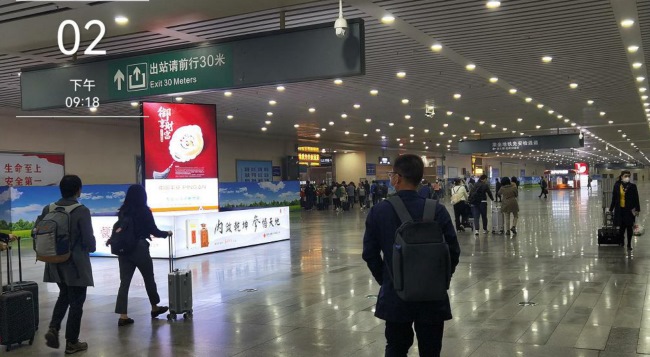 長(zhǎng)沙南高鐵站出站通道立柱大屏廣告，長(zhǎng)沙南站LED屏廣告價(jià)格