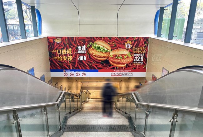 成都地鐵站出入口扶梯正對梯楣廣告投放，成都地鐵廣告價格