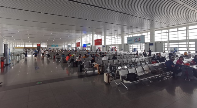 湛江西高鐵站候車(chē)大廳燈箱廣告，湛江西站大屏廣告價(jià)格