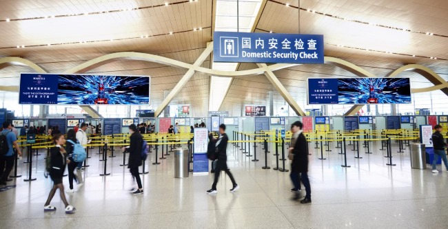 昆明長(zhǎng)水機(jī)場(chǎng)出發(fā)安檢上方LED廣告牌，昆明機(jī)場(chǎng)大屏廣告價(jià)格