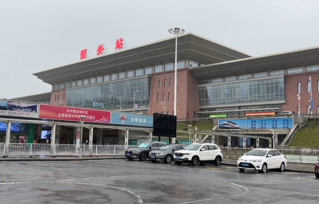 韶關(guān)高鐵站出站通道燈箱廣告，韶關(guān)站LED屏廣告價(jià)格