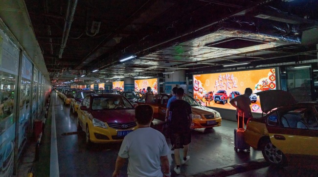 北京南高鐵站出租車通道燈箱廣告牌，北京南站大屏廣告價格