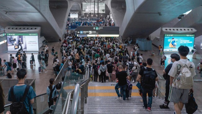 廣州南站出站通道燈箱廣告投放，廣州南高鐵站大屏廣告價格