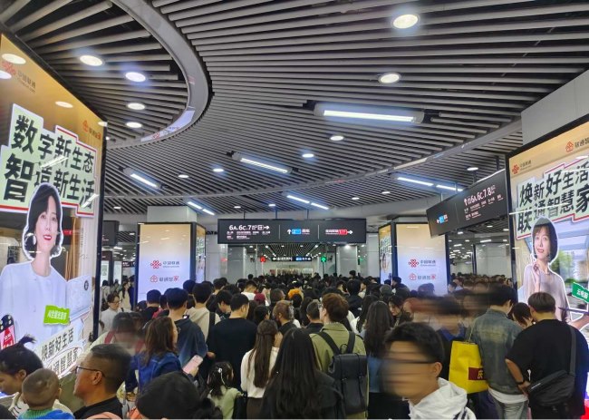 長(zhǎng)沙地鐵五一廣場(chǎng)換乘站廳包柱燈箱廣告，長(zhǎng)沙地鐵廣告價(jià)格