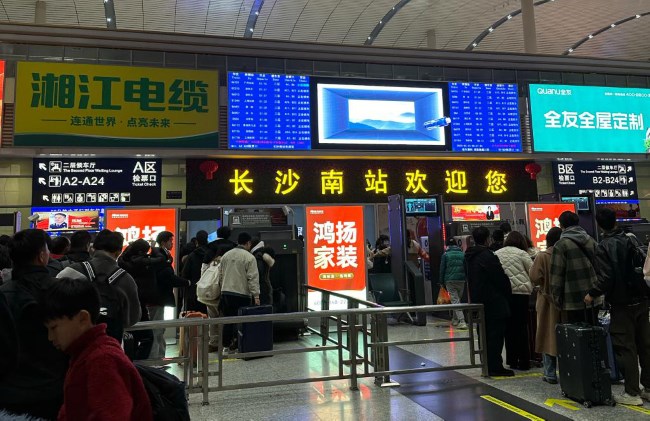 長沙南高鐵站進(jìn)站安檢閘機(jī)口廣告，長沙南站大屏廣告價格