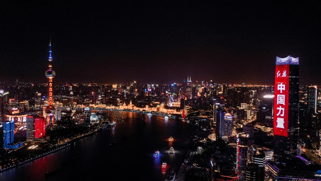 上海外灘地標(biāo)白玉蘭樓體戶外LED廣告投放，上海燈光秀廣告價(jià)格