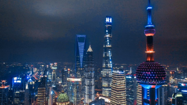 上海中心大廈塔身大屏廣告投放，上海外灘燈光秀LED廣告價格