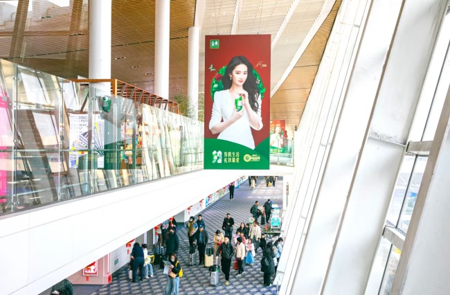 廈門機(jī)場(chǎng)到達(dá)通道上方吊旗廣告投放，廈門高崎機(jī)場(chǎng)廣告價(jià)格