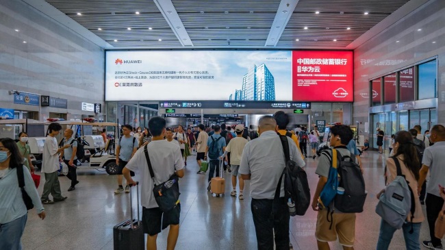 上海虹橋站到達(dá)通道端口上方燈箱廣告投放，虹橋高鐵廣告價(jià)格