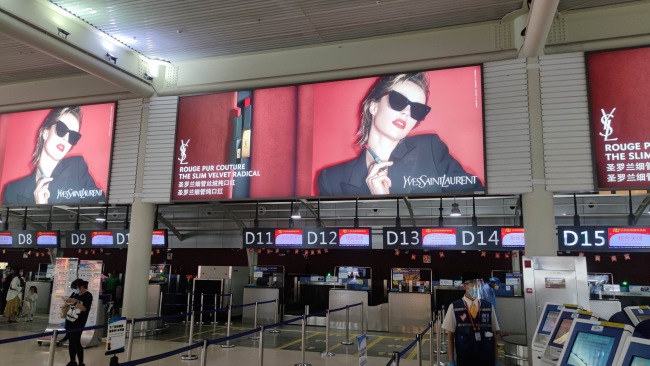 三亞機(jī)場(chǎng)出發(fā)值機(jī)燈箱廣告投放，三亞鳳凰機(jī)場(chǎng)大屏廣告價(jià)格