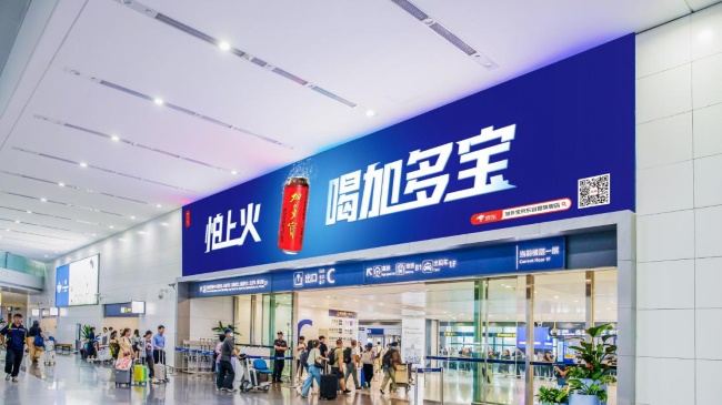 青島膠東機(jī)場(chǎng)到達(dá)出口上方LED廣告投放，青島機(jī)場(chǎng)大屏廣告價(jià)格