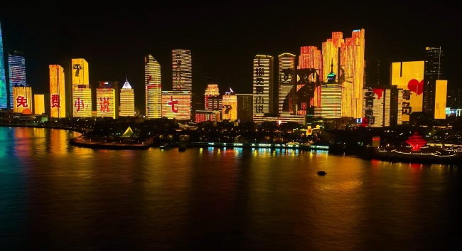 青島浮山灣樓體燈光秀廣告投放，青島地標(biāo)燈光秀大屏廣告價格