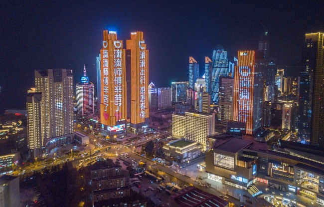 青島五四廣場樓體燈光秀廣告投放，青島地標雙子座大屏廣告價格