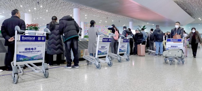 深圳機場手推車廣告投放，深圳寶安機場行李推車貼廣告價格