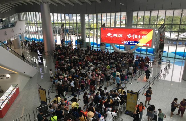 深圳蛇口郵輪中心廣告位的區(qū)位優(yōu)勢和投放策略。第一戶外傳媒代理相關(guān)廣告的案例及效果如何？