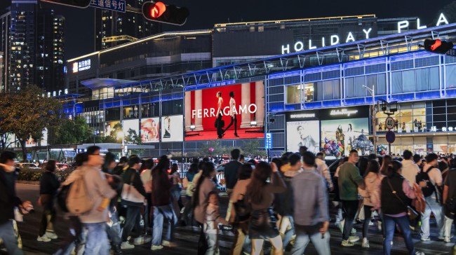 深圳戶外大屏分布在哪些區(qū)域？車流人流量比較大的分別有哪些？第一戶外傳媒代理發(fā)布大屏廣告嗎？