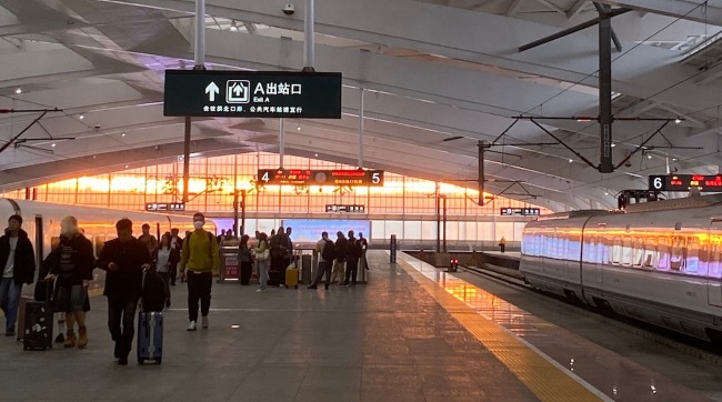 珠海高鐵站站臺(tái)燈箱廣告投放，珠海拱北站大屏廣告價(jià)格