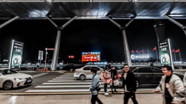 詳細(xì)介紹一下貴陽龍洞堡機(jī)場媒體位置，并說明第一戶外傳媒代理哪些廣告位？