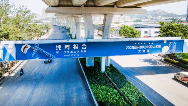 青島李滄重慶中路天橋燈箱大牌廣告投放，青島戶外廣告價格