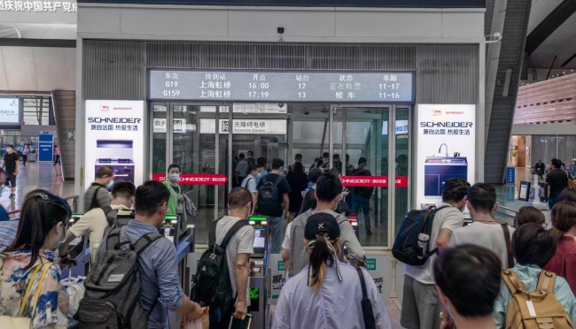 北京南高鐵站檢票口玻璃門貼墻貼廣告投放，北京南站廣告價(jià)格