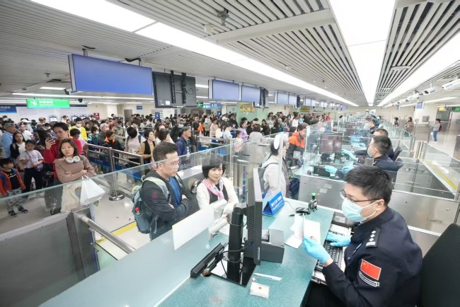 深圳羅湖口岸入境墻面燈箱廣告投放，羅湖口岸通道大屏廣告價格