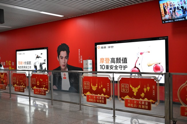 鄭州二七廣場(chǎng)站地鐵站廳墻貼廣告投放，鄭州地鐵廣告價(jià)格