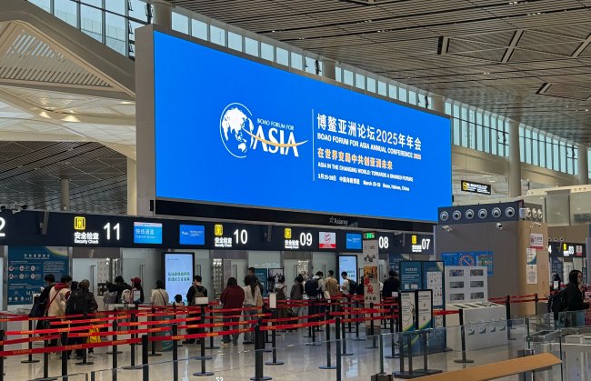 ?？诿捞m機場出發(fā)安檢口上方LED廣告，?？跈C場大屏廣告價格