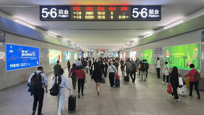 潮汕高鐵站進站通道兩側墻面燈箱廣告投放，潮汕站廣告價格