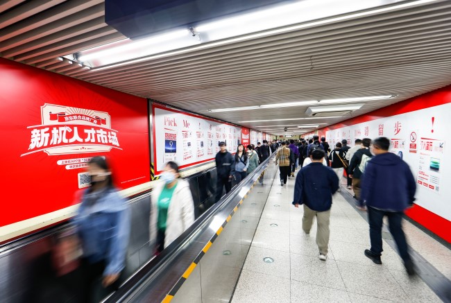 北京東單地鐵站換乘通道墻貼廣告投放，北京地鐵大屏廣告價(jià)格