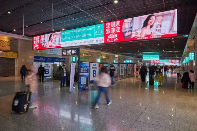 貴陽北站高鐵出站通道LED廣告投放，貴陽北站大屏廣告價格