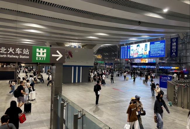 深圳北高鐵站進站口上方LED廣告，深圳北站棚大屏廣告投放價格