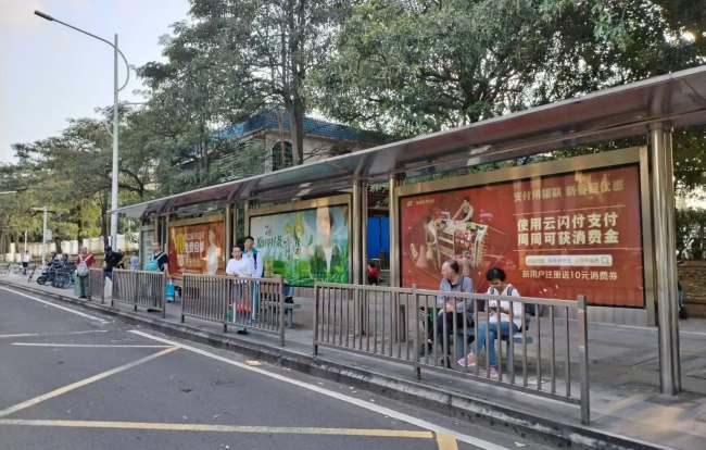 海口公交站臺(tái)燈箱廣告投放，海口巴士候車亭廣告價(jià)格