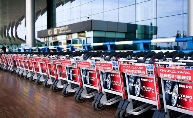 重慶機(jī)場手推車廣告投放，重慶江北機(jī)場行李推車貼廣告價(jià)格